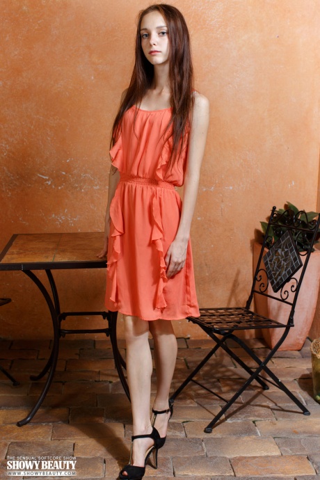 Очень худая девушка Лапа снимает свое платье, чтобы обнажить свою тощую задницу и киску 1