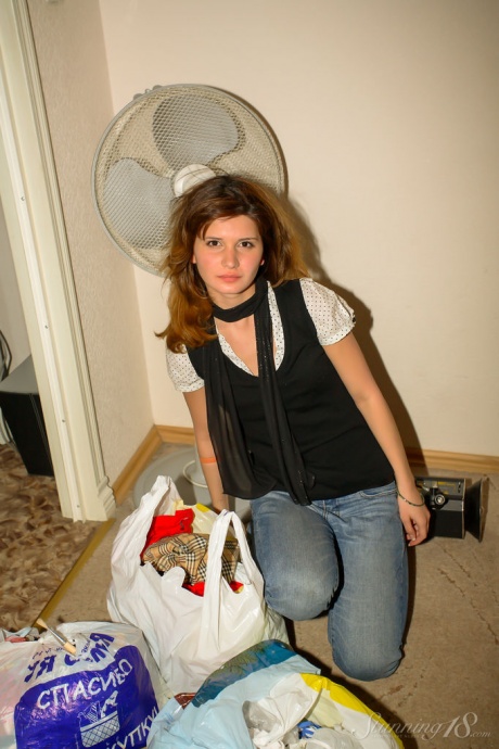 Молодая девушка Биа Ди чистит зубы перед тем, как раздеться и пойти в душ 1