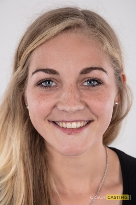 Молоденькая блондинка Марсела показывает свои очень крошечные сиськи в черных стрингах 1