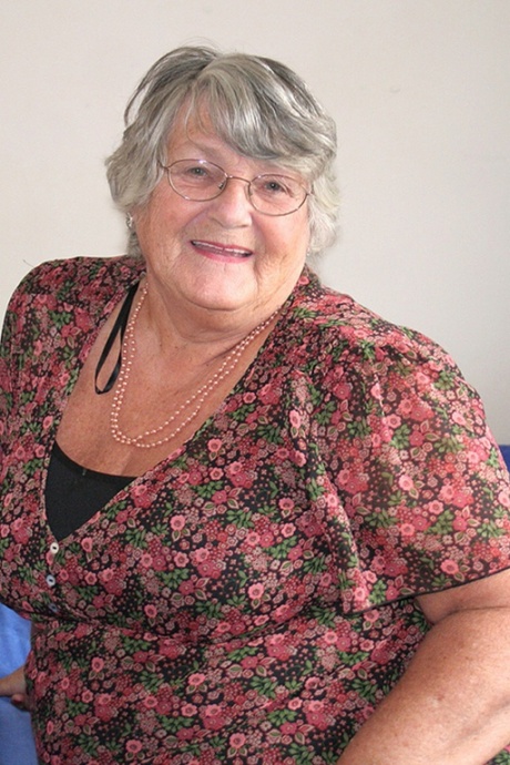 Старая британская любительница бабушка Либби обнажает свое тучное тело перед мастурбацией 1