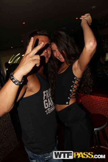 Похотливая парочка заканчивает свой вечер съемкой домашнего порно 5