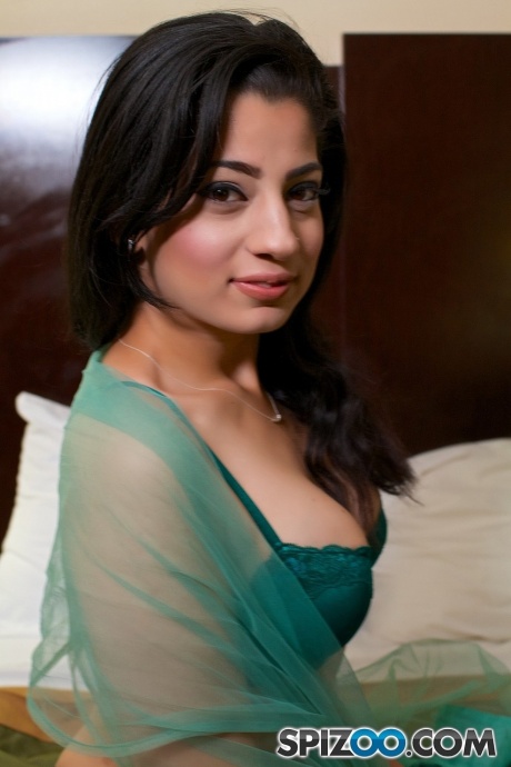 Этническая девушка Надя Али снимает сексуальное белье, обнажая горячую попку и большие соски 3