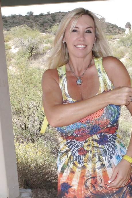 Потрясающая мамаша с большими сиськами и стройными ножками раздевается на открытом воздухе 7