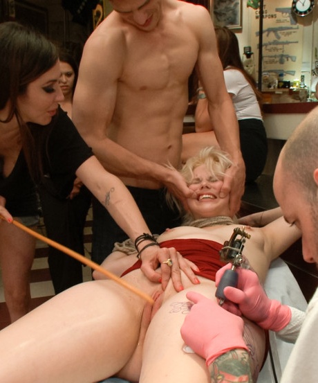 Симпатичная блондинка Элис Фрост подвергается групповухе в общественном месте 14