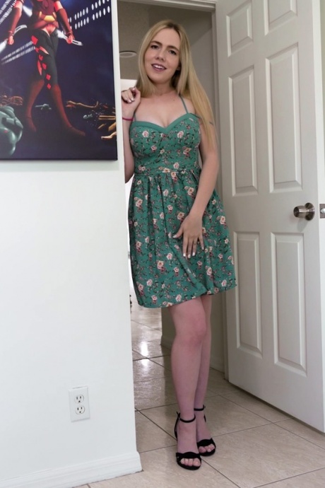 Грудастые блондинки Ребел Райдер и Кори Чейз наслаждаются сексом втроем 1