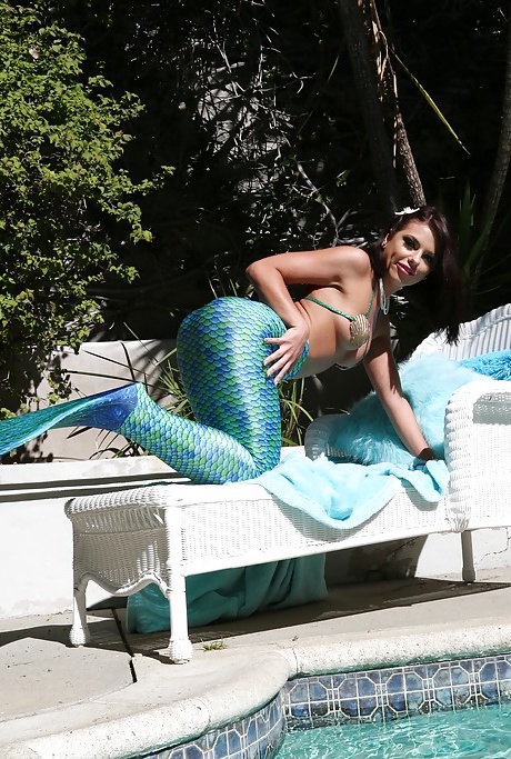 Любящая анал шлюха Адирана Чечик позирует у бассейна в косплее русалки 1