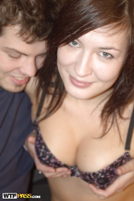 Порнозвезда брюнетка принимает участие в потрясающей любительской домашней сцене 7