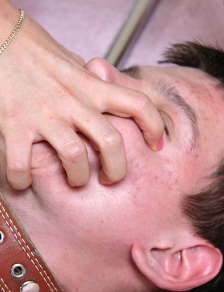 Таня заставляет рабыню страдать от множества унижений - порки, плевков и так далее 6