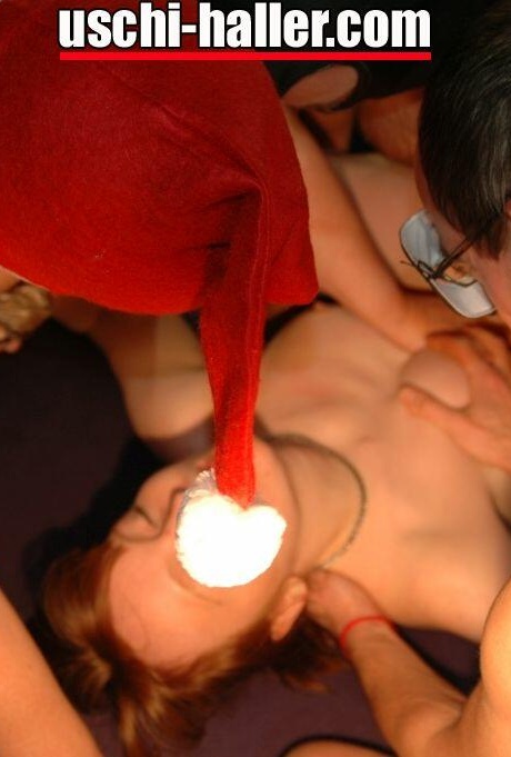 Рыжеволосую немецкую девушку Йоханну трахают добровольные участники 2