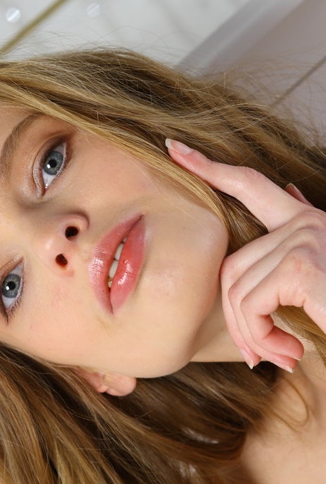 Стройная 18-летняя Мэри Лейн выставляет напоказ свой потрясающий куст после раздевания 5