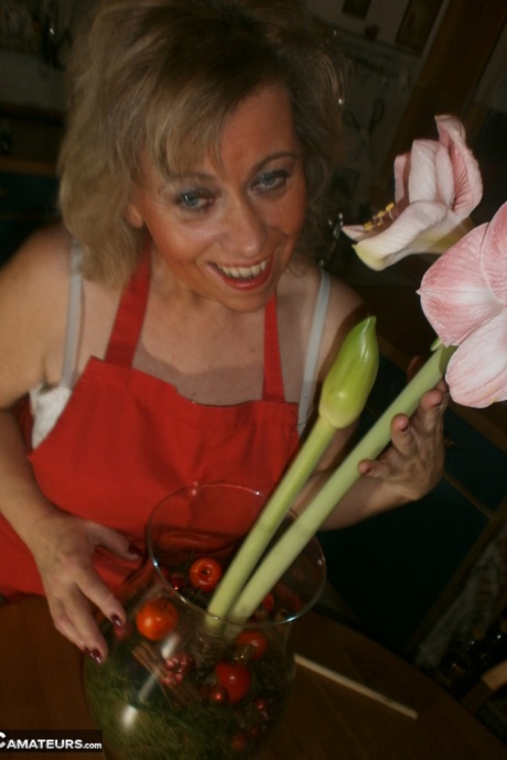 Распутная домохозяйка-любительница Каро не смогла удержаться от мастурбации на кухне 14