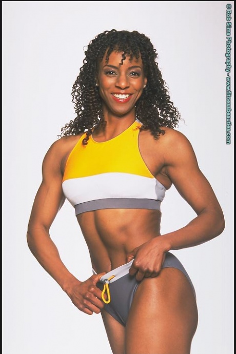 Чернокожая фитнес-модель Мэдисон Чейз также позирует в спортивной одежде и нижнем белье 1