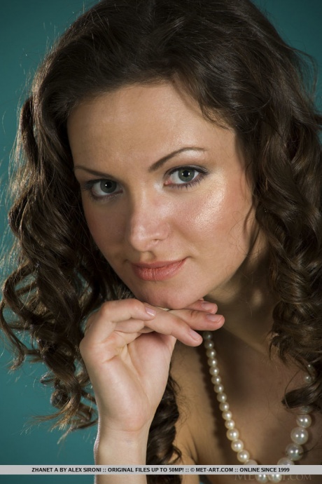 Русская молоденькая Жанет А принимает великолепные сольные позы, как только она обнажается догола 16