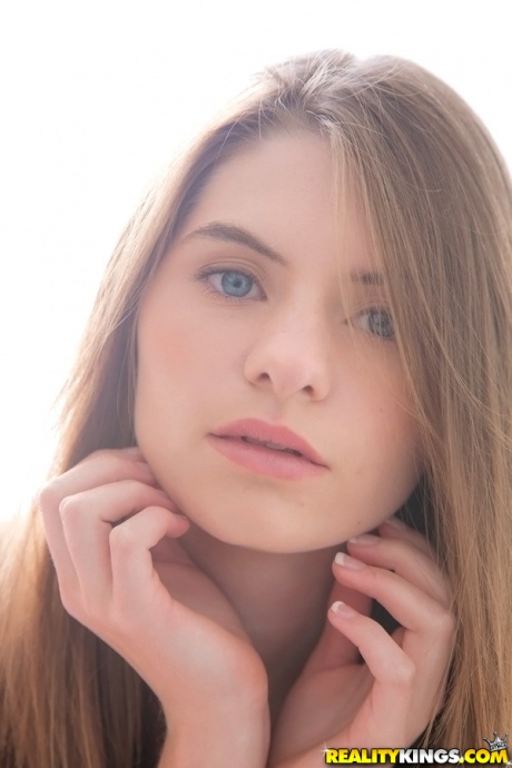 Длинноволосая милашка-подросток Элис Марч избавляется от своей униформы и трусиков 16