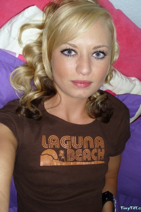 Грязная блондинка-любительница Крошечной размолвки делает селфи своей влажной киски 2