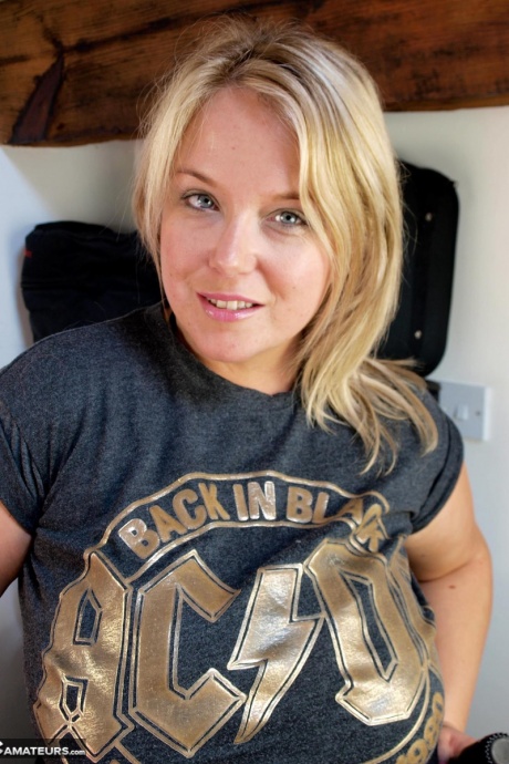 Пышнотелая британка Синди Бюст обнажает свою соблазнительную фигуру в туфлях на высоком каблуке 1