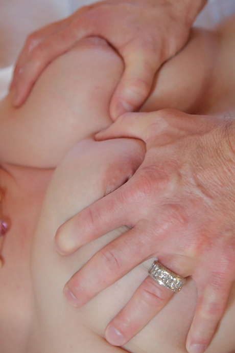 Милфа шлюха с огромными сиськами встает на колени топлесс и сосет член на открытом воздухе 13