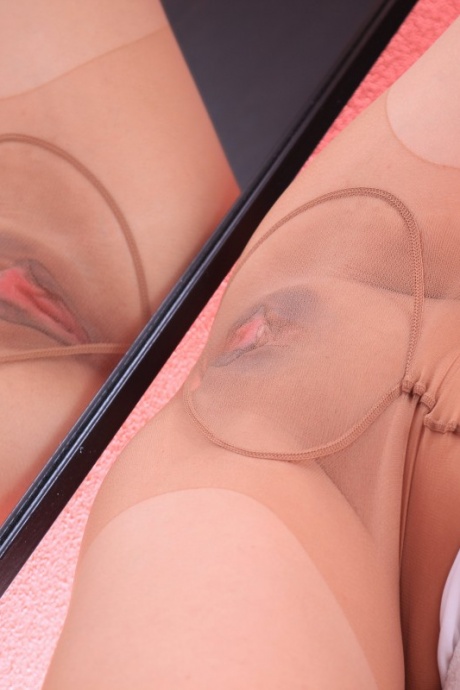 Блондинка-любительница Катерина Хартлова лижет свои обтянутые колготками ступни 16