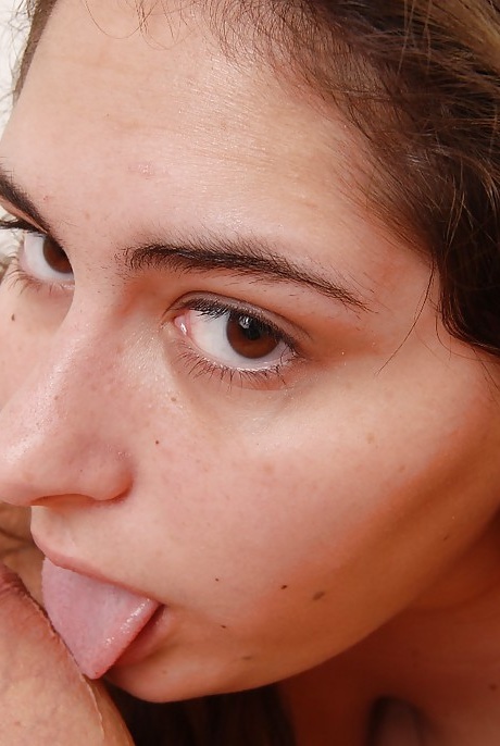 Толстая цыпочка Шарлотта скачет верхом на члене, прежде чем дрочить член для поедания спермы 6