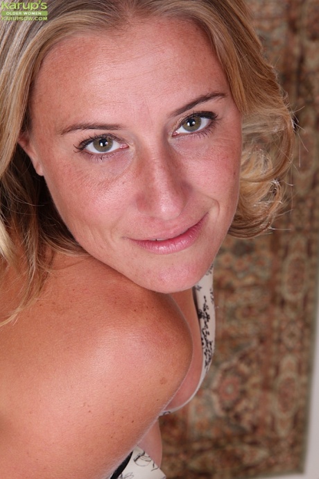 Более 30 милф Скай позируют обнаженными для этой самодельной любительской съемки 3