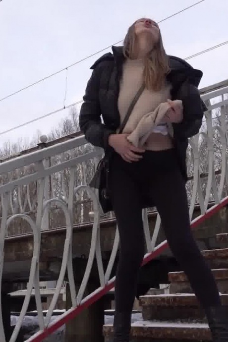 Кавказка Валя мочится на заснеженные ступеньки в общественном месте 14