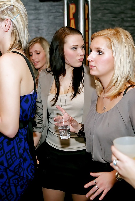 Похотливые девушки-любительницы сходят с ума на вечеринке с горячими мужчинами 4