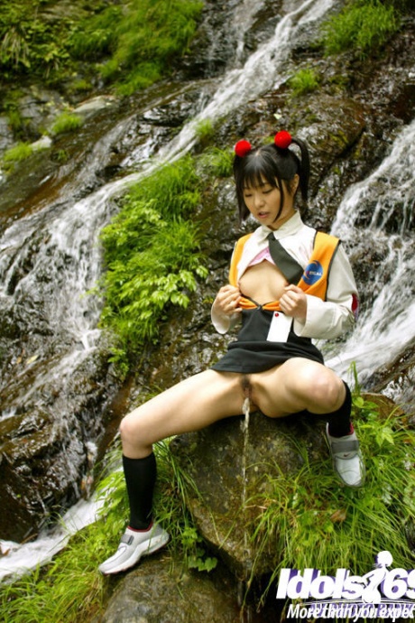 Улыбчивая студентка-азиатка показывает свои крошечные сиськи и пушистую пизду на открытом воздухе 15