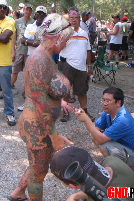 Откровенное закулисное действо во время стриптиз-шоу в клубе по выбору одежды