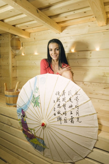 Худенькая брюнетка Сапфира А мастурбирует в сауне