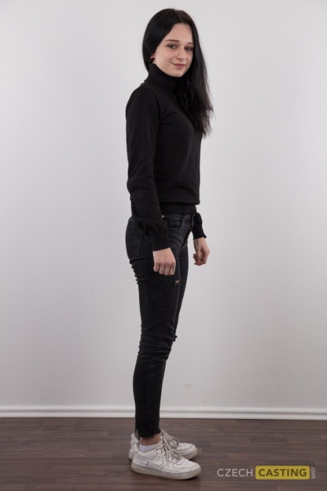 Темноволосая любительница Сона сбрасывает всю черную одежду, чтобы полностью раздеться