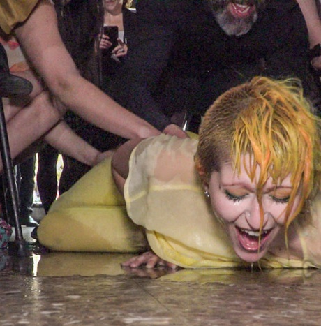 Кавказских девушек унижают и трахают толпой в публичном доме