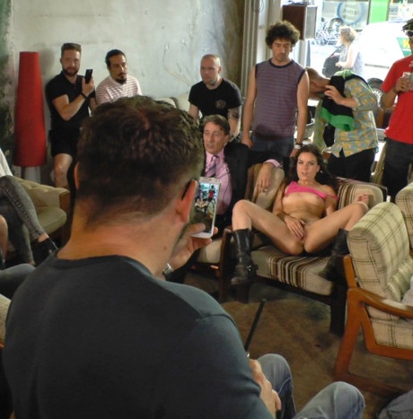 Кавказская девушка прогуливается обнаженной по площади, прежде чем заняться сексом на публике