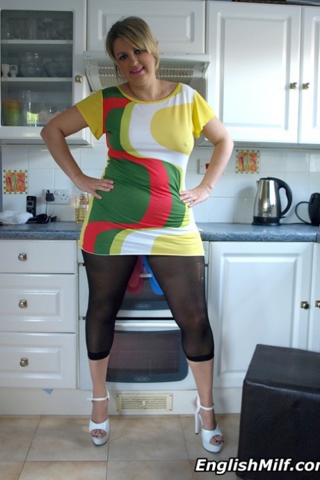 Зрелая домохозяйка из Великобритании разрывает свои чулки без ног в сольном действии