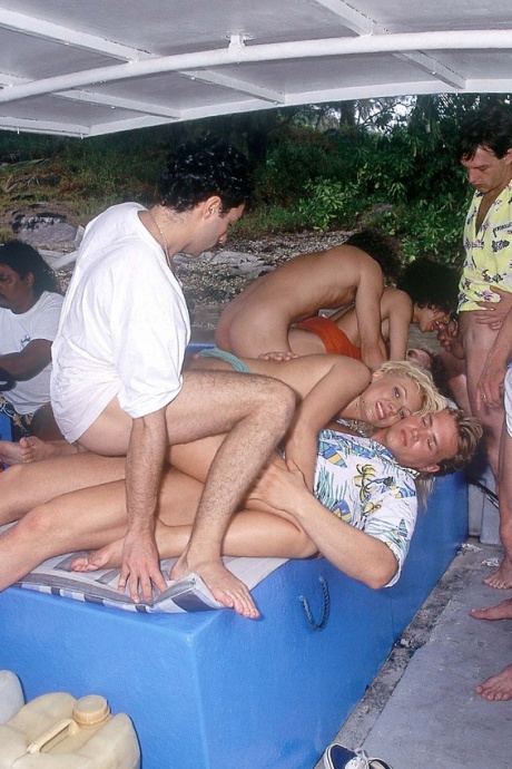 Шлюшки с винтажной спермой Надин и Имене трогают друг друга языками после отсоса члена в групповом сексе