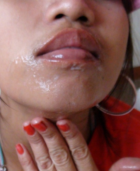 Азиатская любительница получает сперму в открытый рот после того, как отсосала член в бейсболке