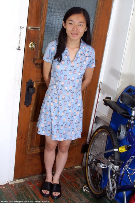 Миниатюрная японская любительница Тиффани раздевается для просмотра волосатой вагины