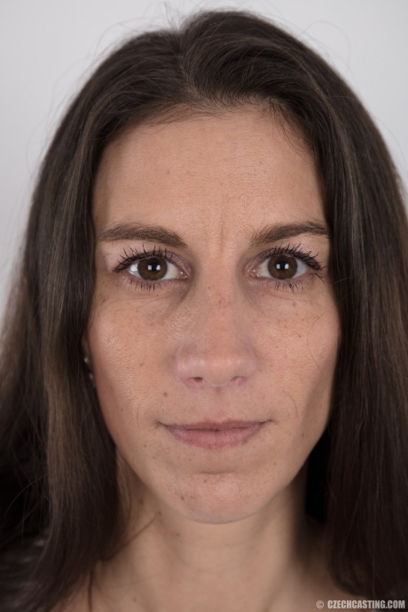 Татуированная женщина Альжбета впервые выставляет на всеобщее обозрение свое стройное тело