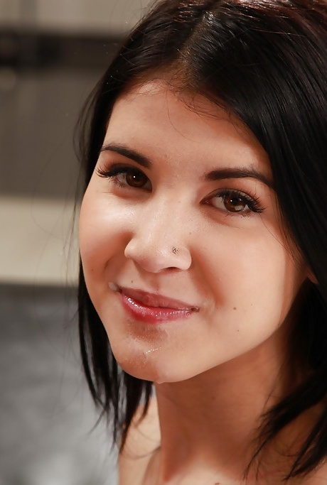 Молодая евро леди Ди ест сперму из рук после минета и жесткого траха