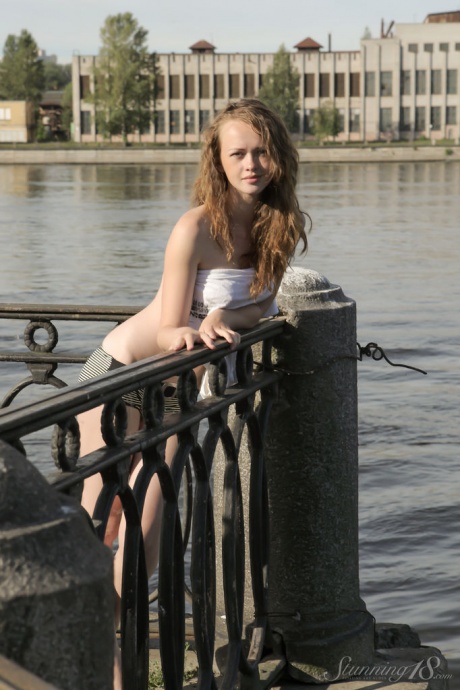 Едва достигшая совершеннолетия девушка Вега раздевается догола на перилах в общественном месте