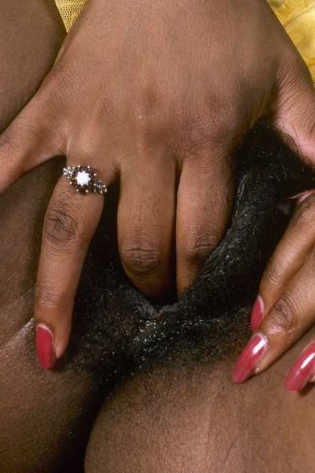 Симпатичная чернокожая девушка брызжет спермой на свое лицо после секса ММФ с белыми мужчинами