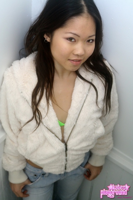 Азиатка-первокурсница Грейс снимает свое пальто с капюшоном, чтобы позировать в бикини