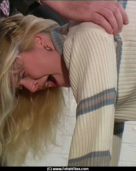 У молодой блондинки покраснела голая задница во время порки палками