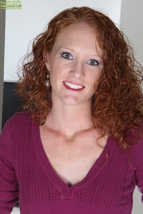 Зрелая цыпочка Анде показывает свое худенькое тело и стройные длинные ноги