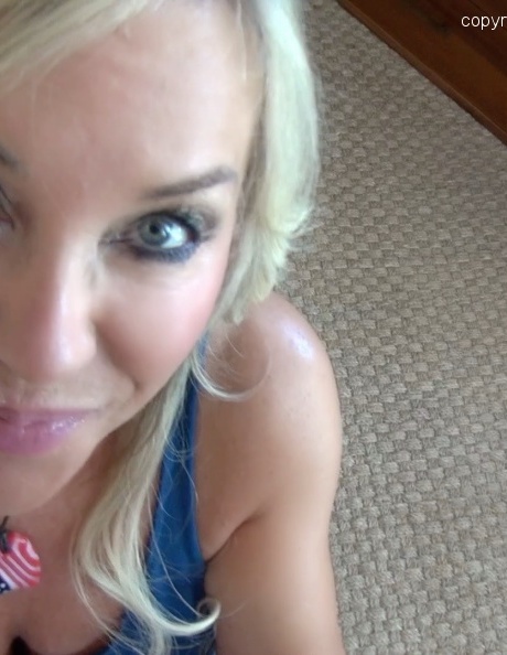 Блондинка домохозяйка завершает минет от первого лица полным ртом спермы