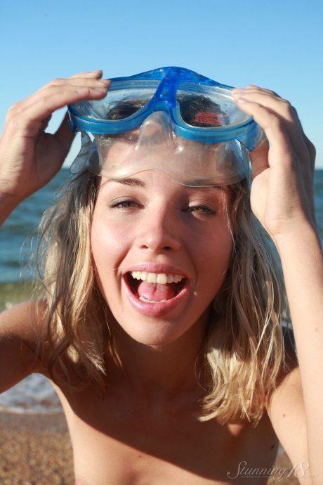 18-летняя блондинка Николь Ви позирует обнаженной на пляже в снаряжении для подводного плавания