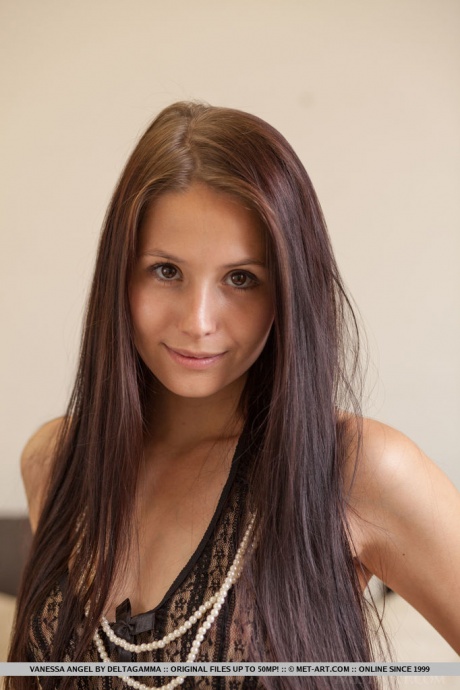 Горячая худышка Ванесса Энджел показывает свою маленькую грудь и сексуальную киску крупным планом