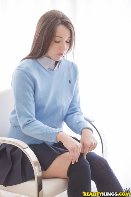 Симпатичная латиноамериканская школьница Лола Фокс демонстрирует свои соблазнительные изгибы