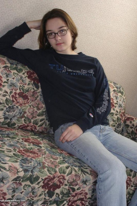 Занудный подросток играет со своей естественно волосатой вагиной после раздевания