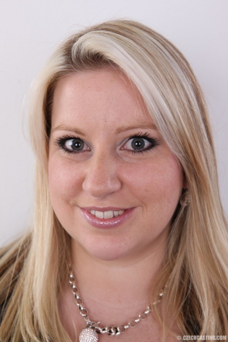 Толстая блондинка Яна демонстрирует большую грудь во время своего дебюта в качестве модели обнаженной натуры