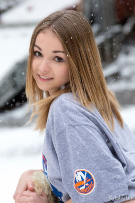 Симпатичная улыбающаяся мордашка Джеффа Милтона показывает ее большие соски и сладкую крошечную попку